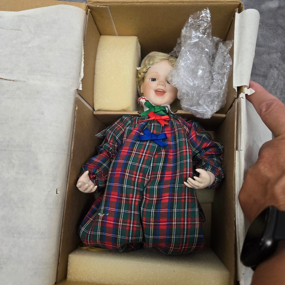 Ashton-Drake Trisha Doll Decorating the Tree Collection Mary Tretter Plaid Dress
